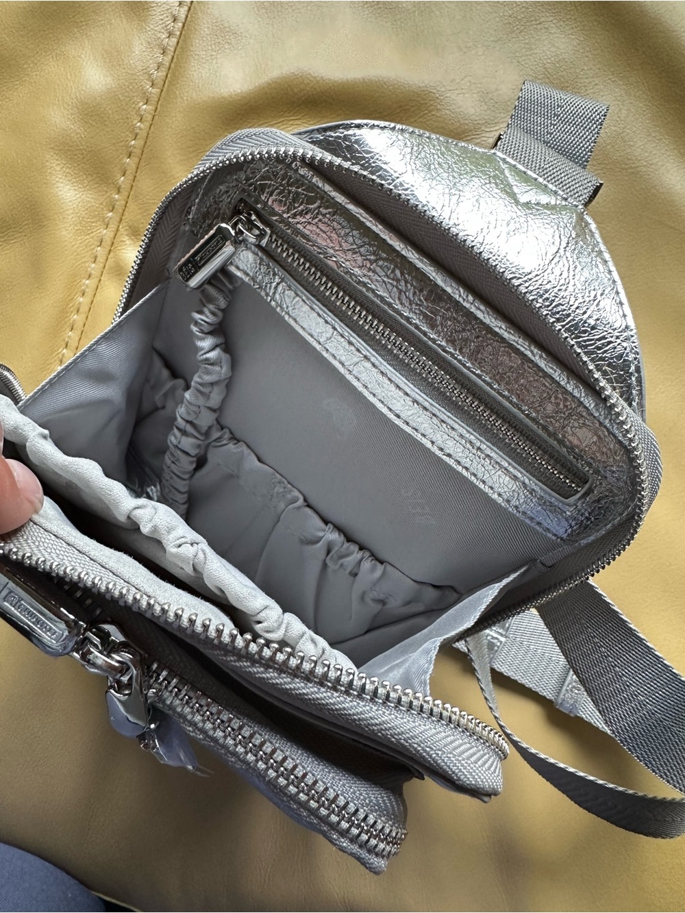 BÉIS x Chipotle The Napkin Sling
in Foil - Picture 9 of 11